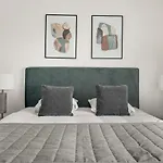 Sanders Arena - Inviting Three-Bedroom Apartment Close To Metro Station