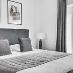 Sanders Arena - Inviting Three-Bedroom Apartment Close To Metro Station