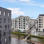 Sanders Arena - Inviting Three-Bedroom Apartment Close To Metro Station