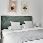 Sanders Arena - Lovely Three-Bedroom Apartment Close To Metro Station