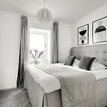 Sanders Arena - Inviting Three-Bedroom Apartment Close To Metro Station