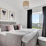 Sanders Arena - Adorable Two-Bedroom Apartment Close To Metro Station