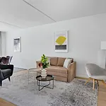 Sanders Arena - Adorable Two-Bedroom Apartment Close To Metro Station
