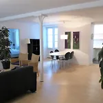 Modern 2-Bedroom Apartment In Historic City Center