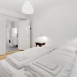 Bright Apartment In Elegant Osterbro