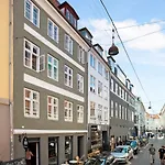 Sanders Central - Dreamy Three-Bedroom Apartment In The Middle Of It All