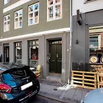 Sanders Central - Dreamy Three-Bedroom Apartment In The Middle Of It All
