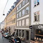 Sanders Central - Dreamy Three-Bedroom Apartment In The Middle Of It All