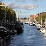 Sankt Annae 10