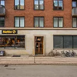 Sanders Monarch - Charming One-Bedroom Apartment With Two Balconies