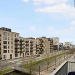 Sanders Arena - Charming Three-Bedroom Apartment Close To Metro Station