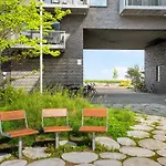 Sanders Arena - Precious One-Bedroom Apartment Close To Metro Station