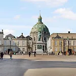 Sanders Frontier - Endearing Two-Bedroom Apartment Near Royal Palace