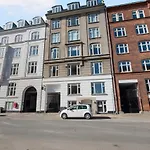 Sanders Frontier - Endearing Two-Bedroom Apartment Near Royal Palace