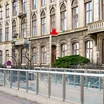 Sanders Frontier - Endearing Two-Bedroom Apartment Near Royal Palace