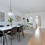 Sanders Arena - Inviting Two Bedroom Apartment Close To Metro Station