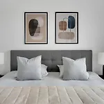 Sanders Arena - Inviting Two Bedroom Apartment Close To Metro Station