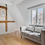 Sanders Penny - Charming Three-Bedroom Apartment In The Middle Of Action