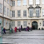 The Heart Of Copenhagen-Queen\'S Neighbor
