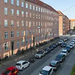 Lys & Moderne Lejlighed Med Stort Badevaerelse