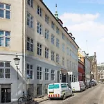 H.C. Andersens Hang Around