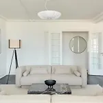 Beautiful 3 Bedroom Flat Near Shopping & Metro