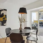 Nyrenoveret Designerbolig I Hjertet Af Kobenhavn K