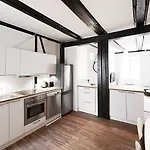 Charming 2-Bed In City Center