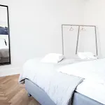 Beautiful 2-Bed With Large Balcony