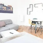 Beautiful 2-Bed With Large Balcony