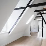 Charming 2-Bed Duplex In Great Location