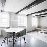 Charming 2-Bed Duplex In Great Location