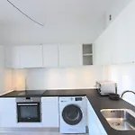 Great 1-Bed With French Balcony In City Center