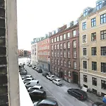 Great 1-Bed With French Balcony In City Center