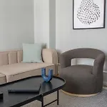 New Charming Apt In City Center