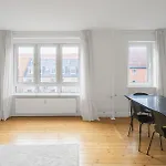 Refurbished 1-Bed Close To Metro And Airport
