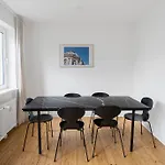 Refurbished 1-Bed Close To Metro And Airport