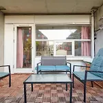 Classic Groundfloor Apartment With Patio Close To Metro