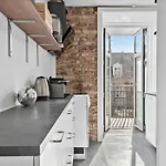 Full Apartment - 4 Min To Downtown