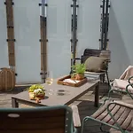 Sanders Leaves - Two-Bedroom Apartment With Shared Roof-Top Terrace