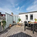 Sanders Leaves - Two-Bedroom Apartment With Shared Roof-Top Terrace