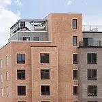 Tastefull And Modern Studio