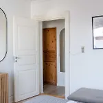 Cozy & Bright Apartment In Peaceful Area