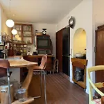 Cozy City Center Chambers With Kitchen And Garden