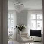 Artsy & Bright - Scandinavian Apartment