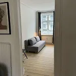 Amazing 2-Bedroom By The Lakes