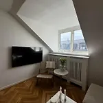 Stunning Apt By The Lakes