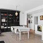 2Br Inner City Lake View Apartment