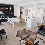 2Br Inner City Lake View Apartment