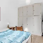 2Br Inner City Lake View Apartment